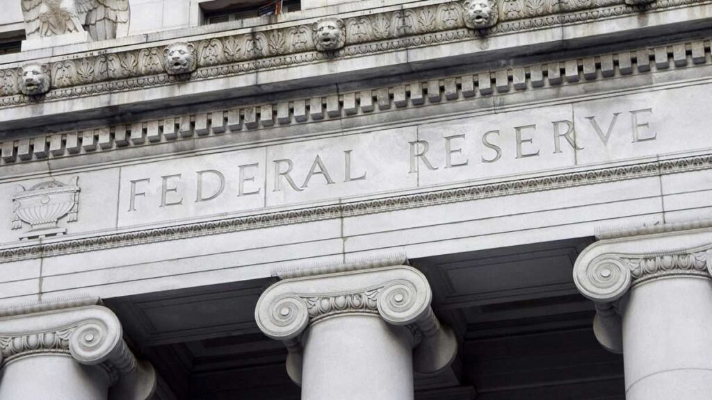 فدرال رزرو (Federal Reserve) بانک مرکزی آمریکا است و وظیفه کنترل تورم و ثبات قیمتها، افزایش نرخ اشتغال و رشد اقتصادی کشور را بر عهده دارد.