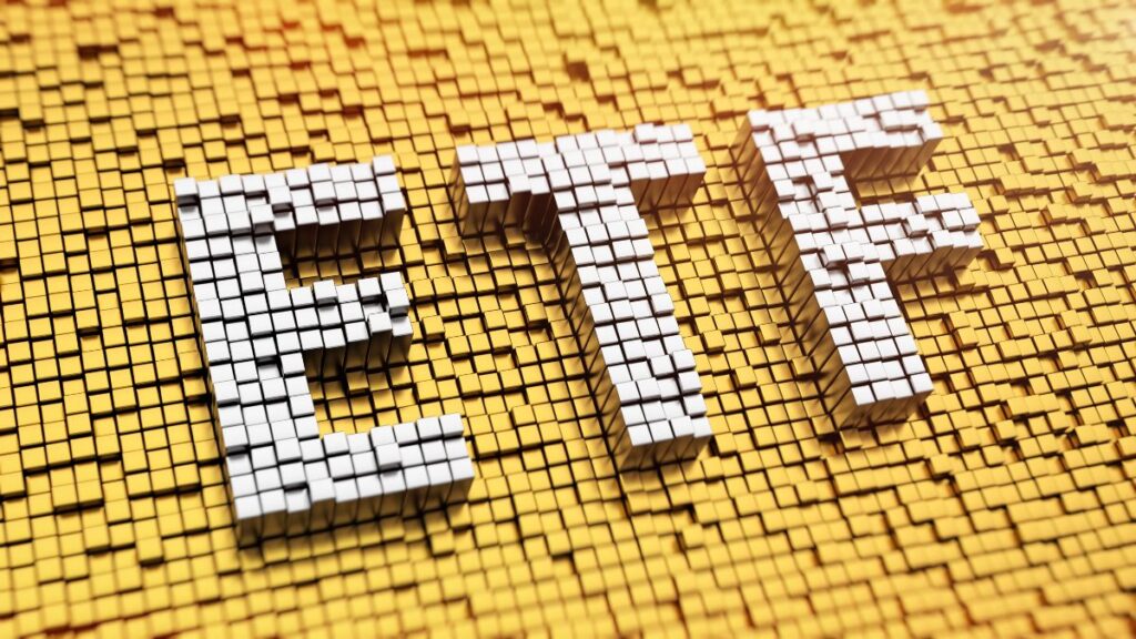 نمودار قیمتی بیتکوین در کنار لوگوی یک صندوق قابل معاملهی بیتکوین (ETF)، نشاندهندهی کاهش علاقهی سرمایهگذاران به این صندوقها با وجود نوسانات اخیر در قیمت بیتکوین است.