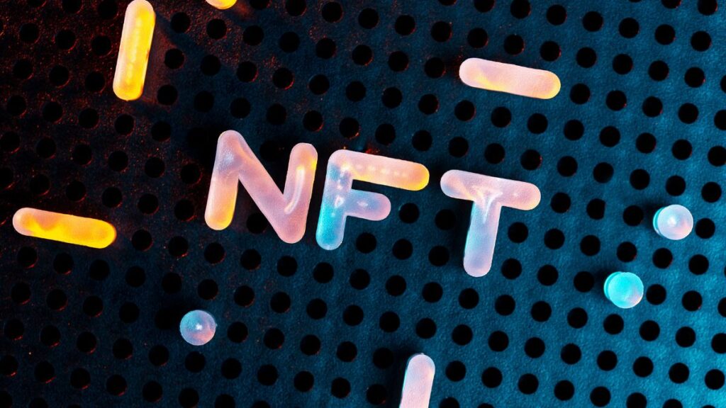 حروف کلمهی NFT روی زمینهی مشبک تیره